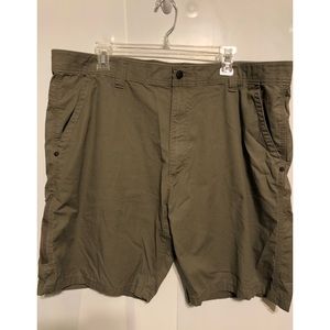 Mens new with out tags brownish gray rugged utility wrangler shorts size 40